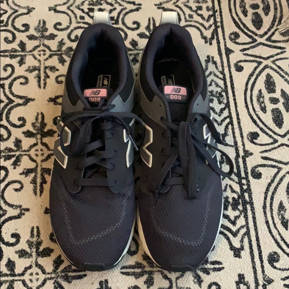 Athletic shoes
